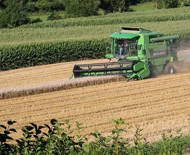 廷明州准备进行春季田间工作：农业机械维护和燃料采购。