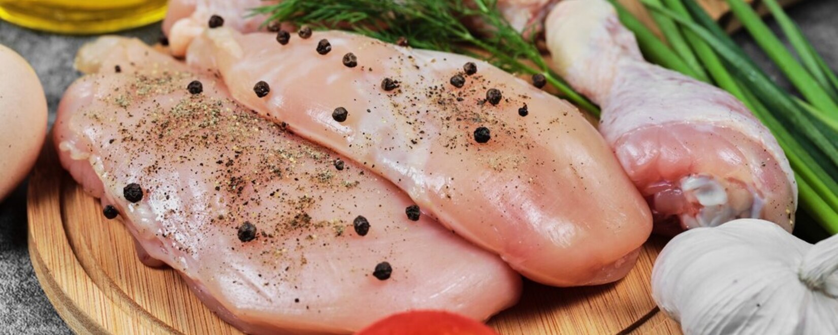 В России установлена квота на ввоз куриного мяса, вызвавшая недовольство в отрасли, сообщает Национальный союз птицеводов.