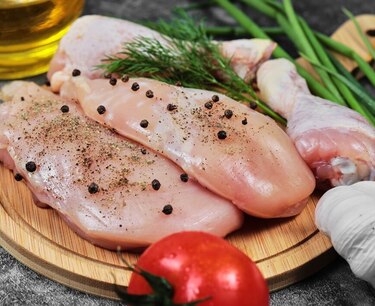 俄罗斯设立了鸡肉进口配额，引起了养禽业的不满，据全国家禽养殖协会报道。