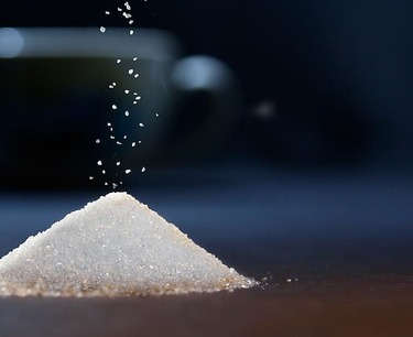 Цены на сахар колеблются: снижение в Нью-Йорке, увеличение экспорта из-за слабости бразильской валюты.