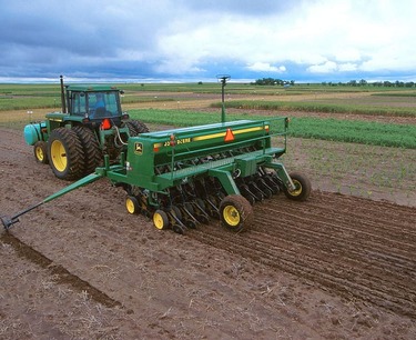 Farmers in Tatarstan have started their spring work in the fields: fertilizing and harrowing are in full swing.