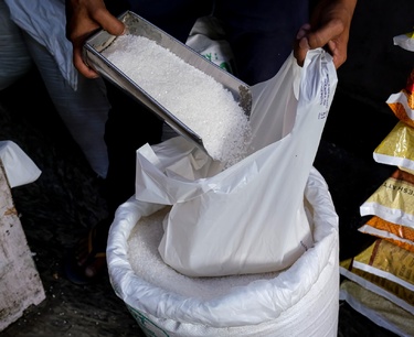 Индия продлевает ограничения на экспорт сахара