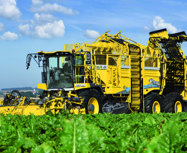 在列宾农业论坛“田野日”上展示的“虎6C”甜菜收割联合收割机：为当地农民带来未来技术